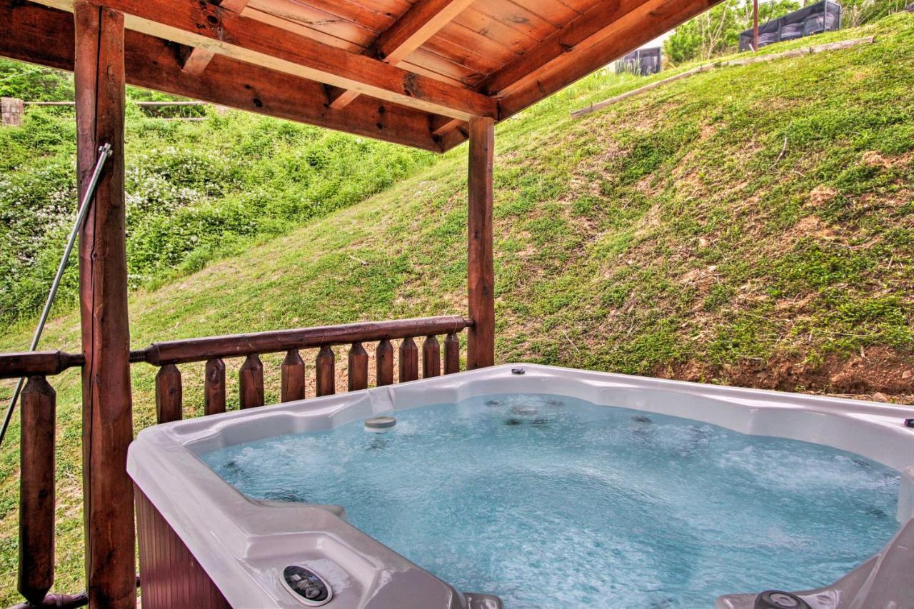 Expansive Gatlinburg Cabin Hot Tub, Deck And Grill! Eksteriør billede